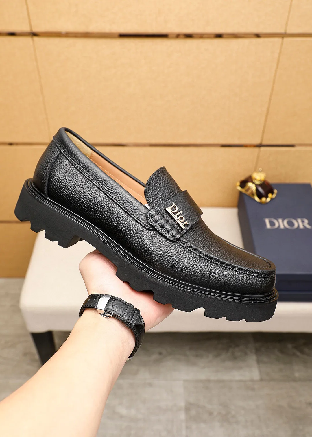 Men's shoes 💰480 💐 Product trademark: Dior "Dior" casual leather shoes Regular size: 39-44 (45🉑️customized) Product materials: Selected Italian imported first-layer pebbled cowhide leather upper + classic hardware buckle, imported water-dyed 🐂 cowhide lining. Strong three-dimensional visual effect, original outsole color: 2 colors available